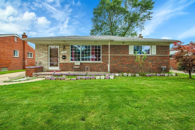 view of front of home featuring a front lawn