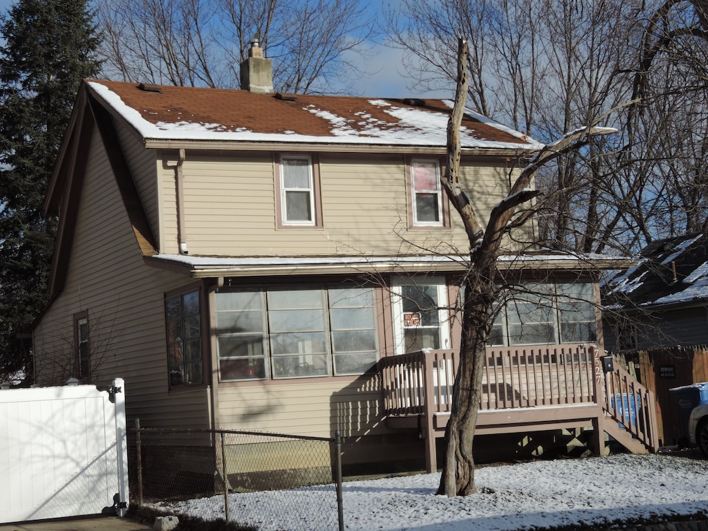 view of front of property featuring a deck