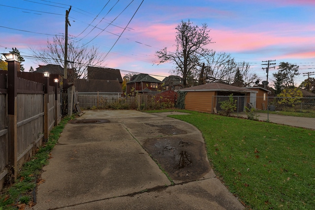 view of yard at dusk