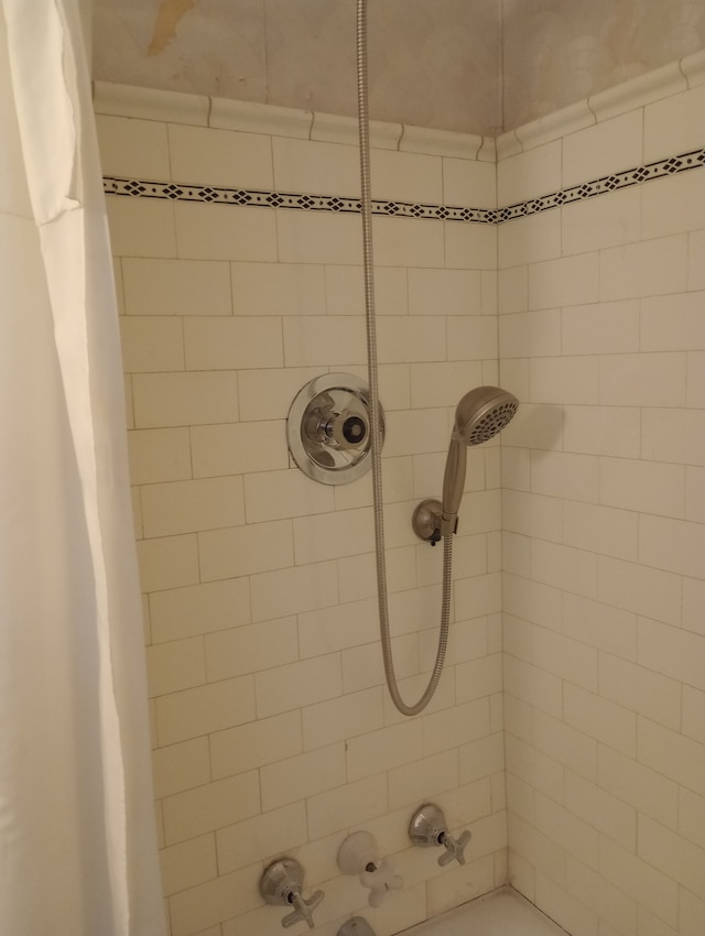 bathroom featuring shower / bath combo with shower curtain