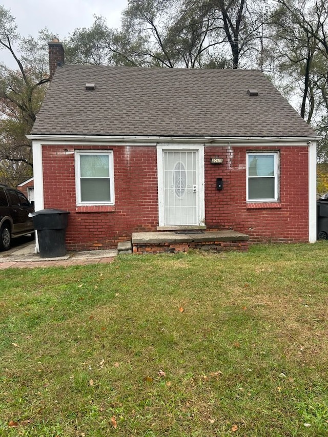 view of front of property with a front lawn