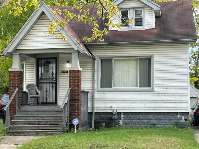 14922 Maddelein St, Detroit, MI 48205 - view of front facade featuring a front yard and a porch