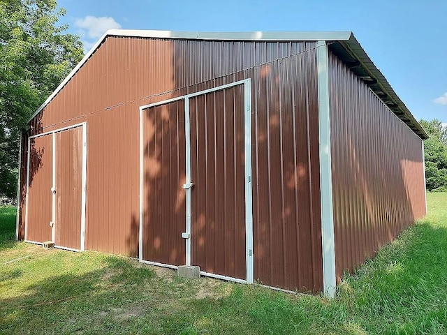 view of outdoor structure with a yard