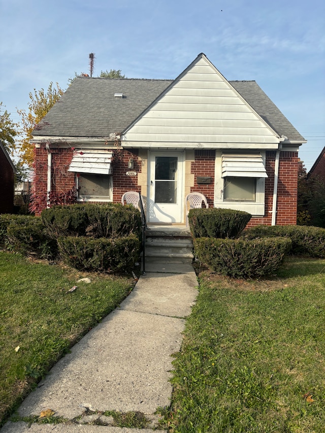 view of front of property featuring a front lawn