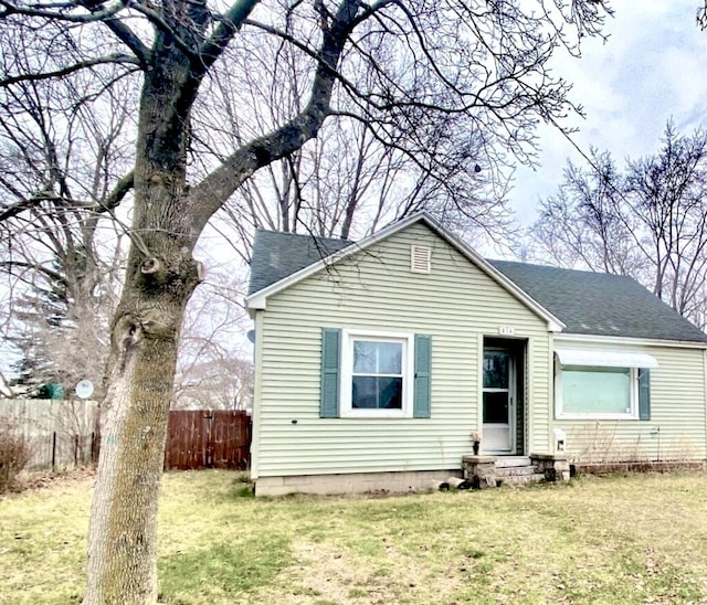 view of front of house featuring a front lawn