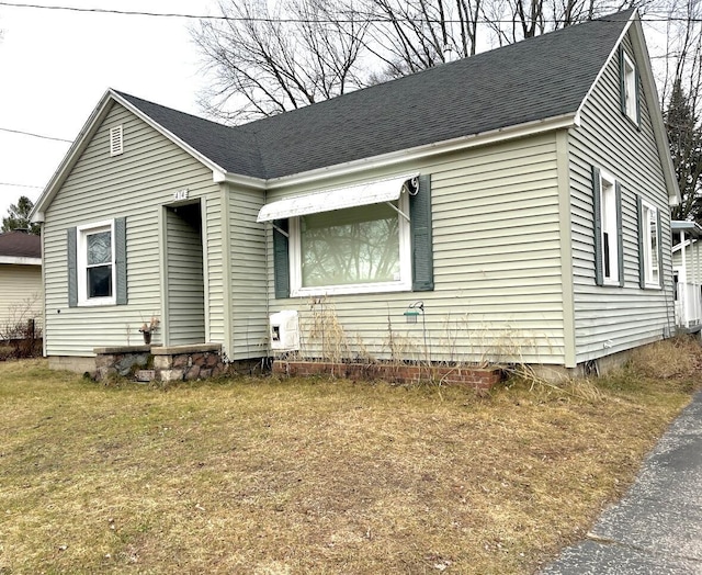 view of front of home featuring a front lawn