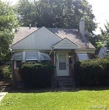 bungalow-style home featuring a front lawn