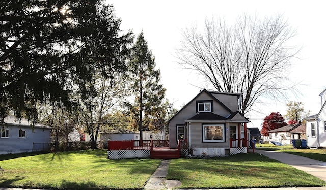 view of front of property featuring a front yard and a deck