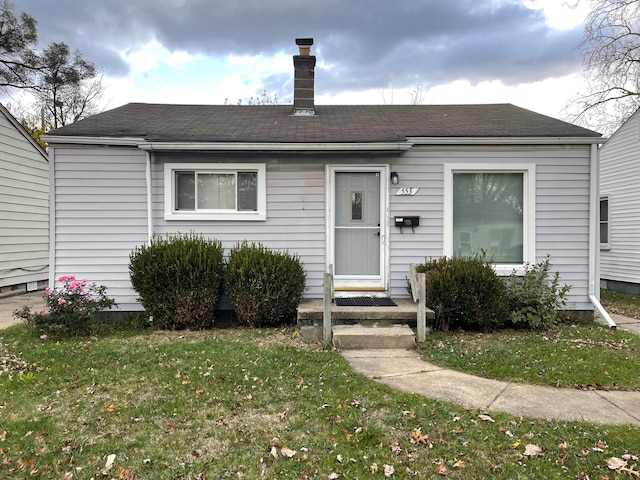 view of front of house featuring a front yard