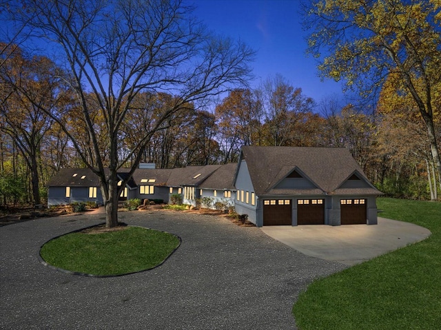 view of front of house featuring a front lawn and a garage