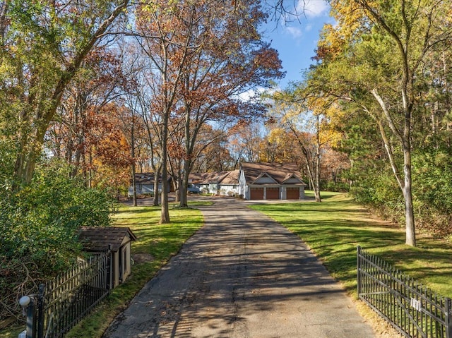 view of property's community featuring a yard