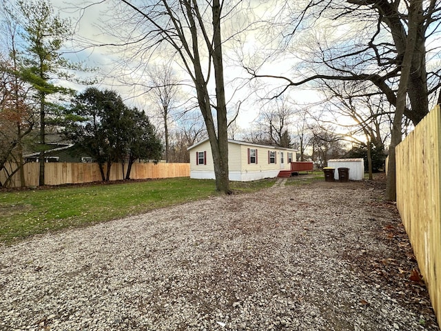 view of yard with a storage shed