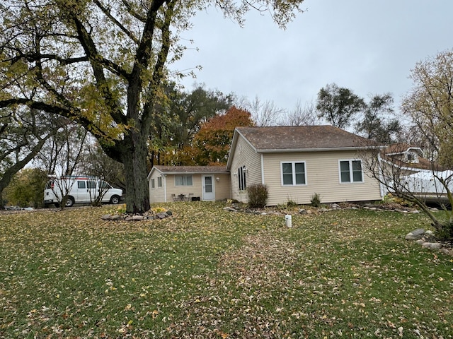 view of front of house featuring a front yard