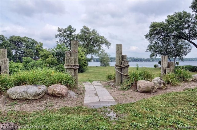 view of yard featuring a water view