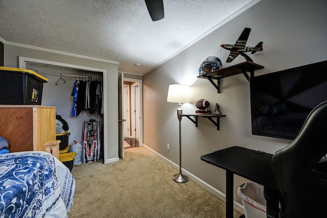 bedroom with ceiling fan, carpet floors, a textured ceiling, and a closet