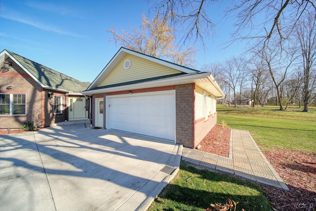 view of front of property featuring a front lawn