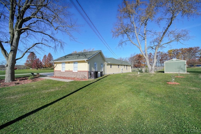 view of yard featuring a storage shed