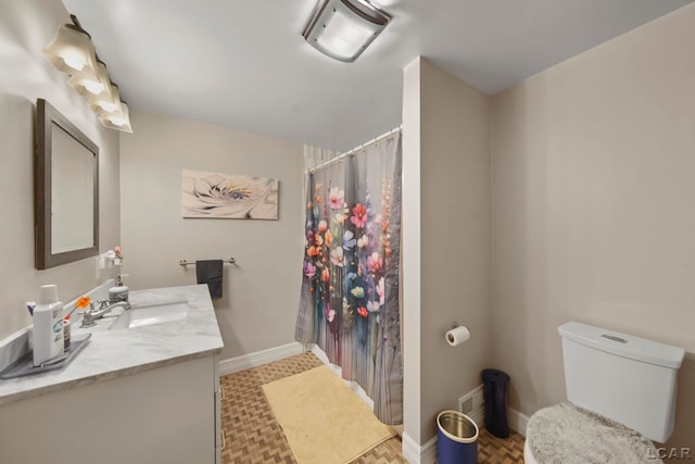 bathroom with a shower with shower curtain, vanity, and toilet