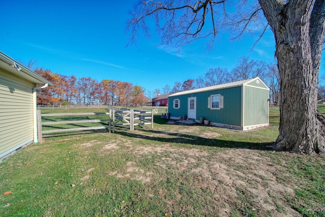 view of yard with an outdoor structure