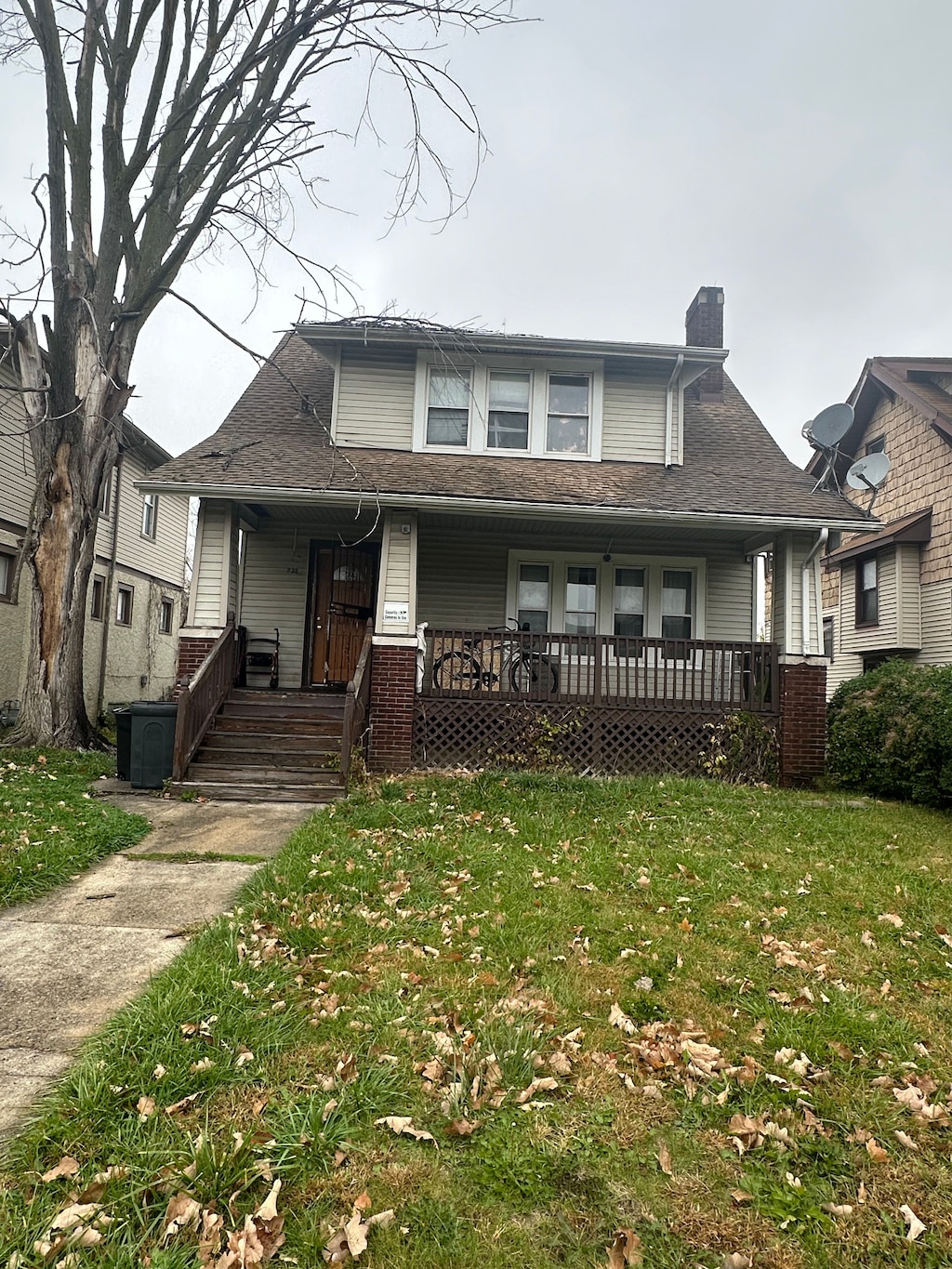 view of front facade with a porch and a front yard