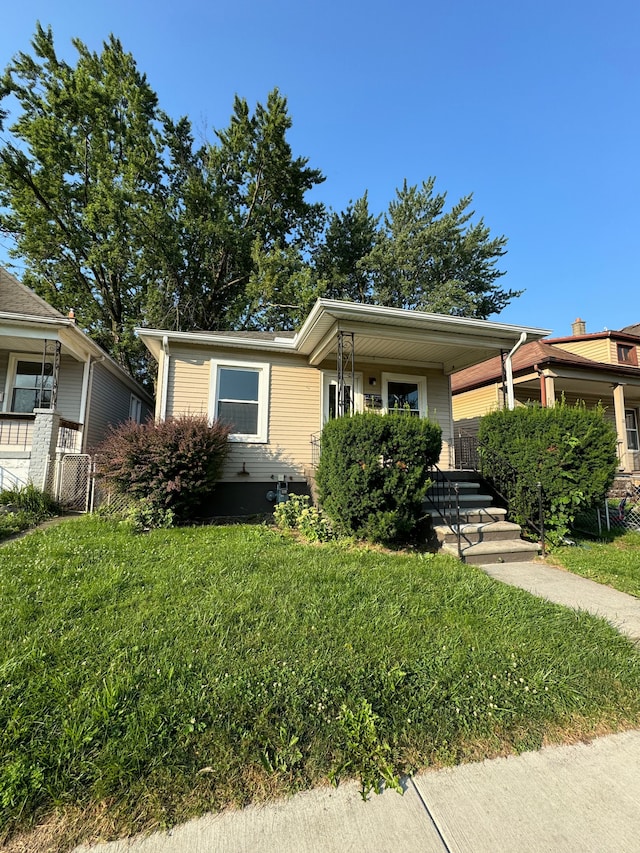 view of front of property featuring a front lawn