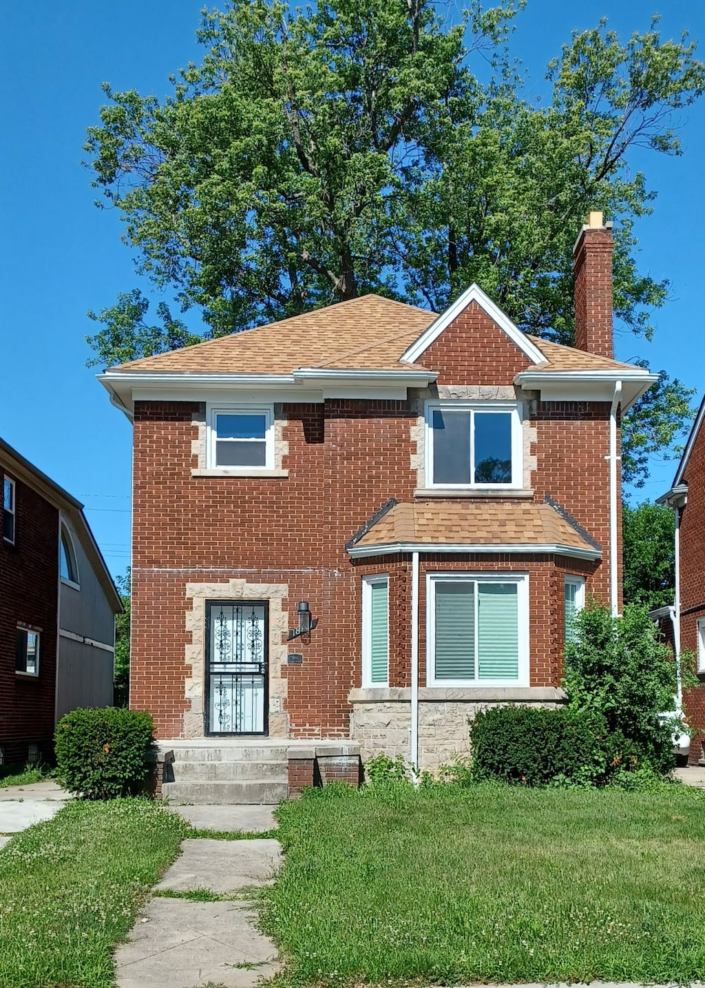 view of front of home featuring a front lawn