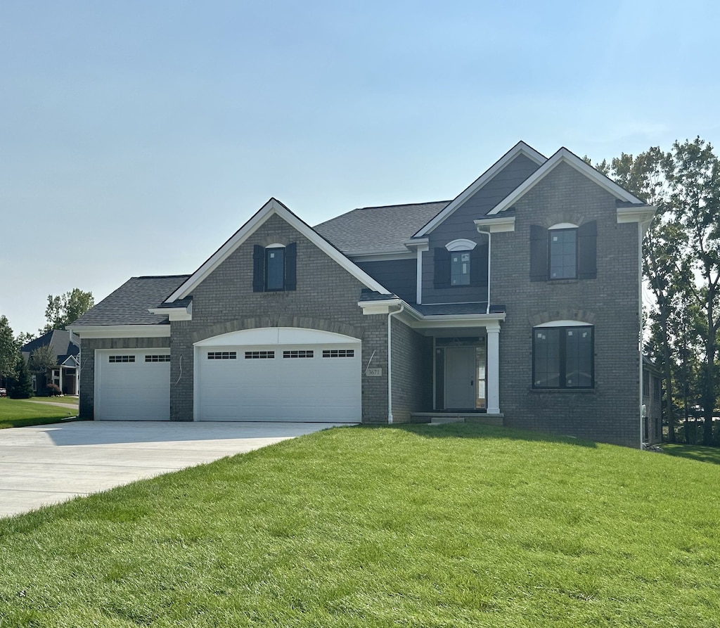 view of front facade featuring a front lawn