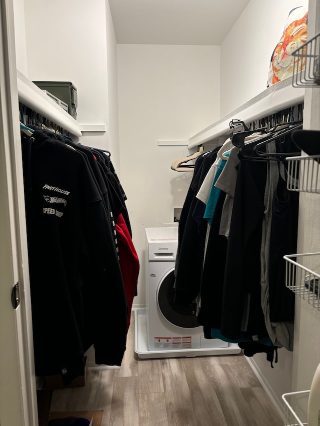 walk in closet with hardwood / wood-style flooring