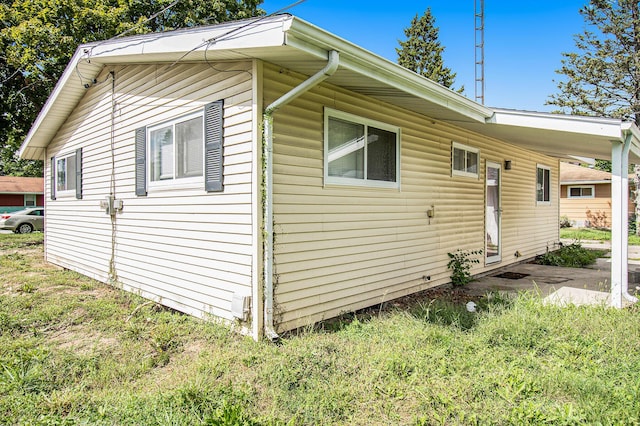2955 Burlington Dr, Saginaw, MI 48601 - view of side of property featuring a lawn