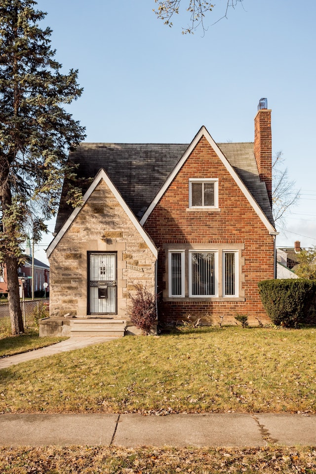 view of front facade featuring a front yard