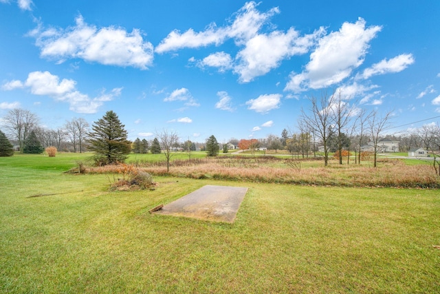 view of yard featuring a rural view