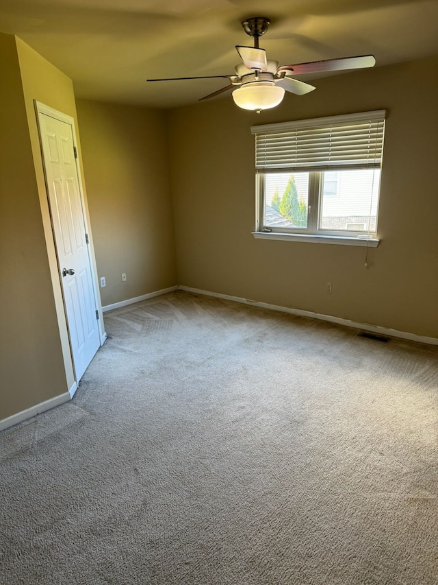 unfurnished room with light carpet and ceiling fan