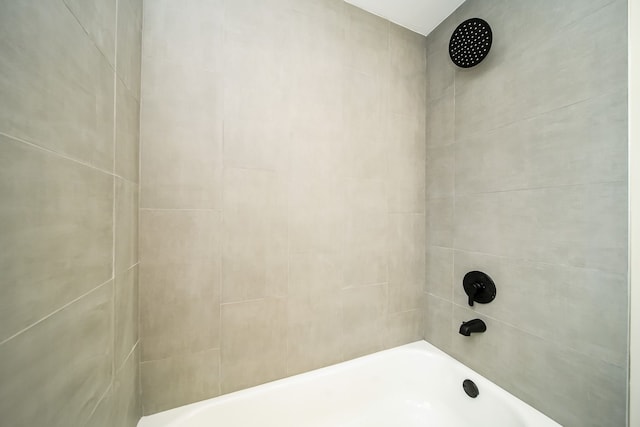 bathroom featuring tiled shower / bath combo