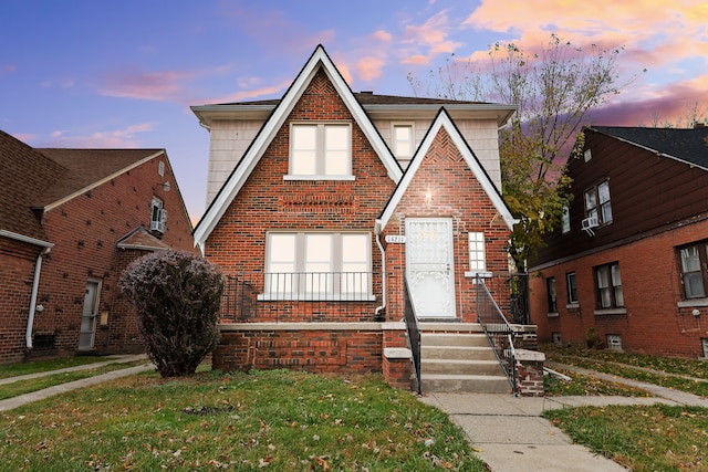 view of front of property featuring a yard