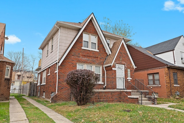 view of front facade featuring a front lawn