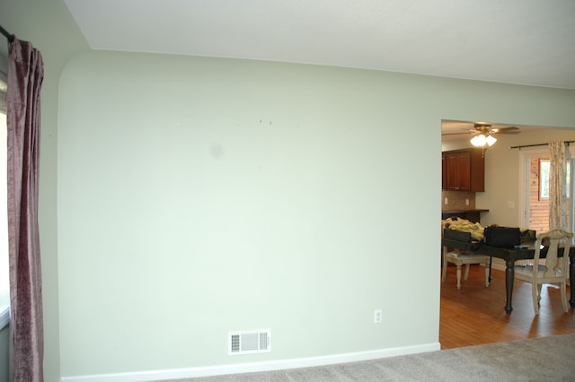 unfurnished room featuring light hardwood / wood-style flooring and ceiling fan