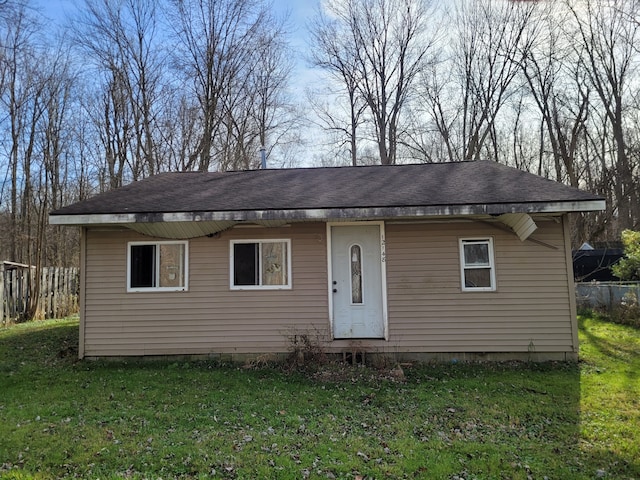 view of front of property featuring a front lawn