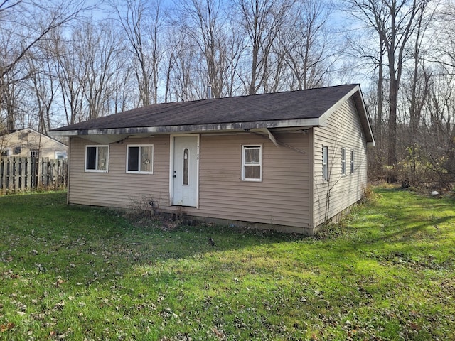 view of front facade featuring a front lawn