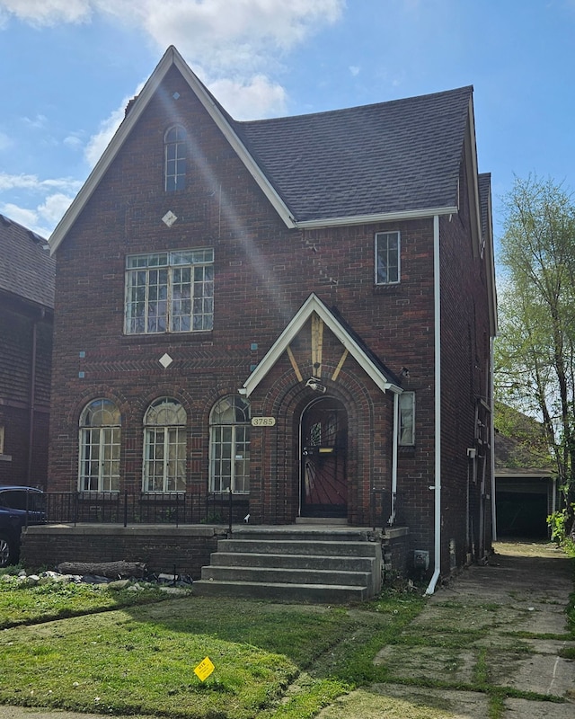 view of front of property with a front yard