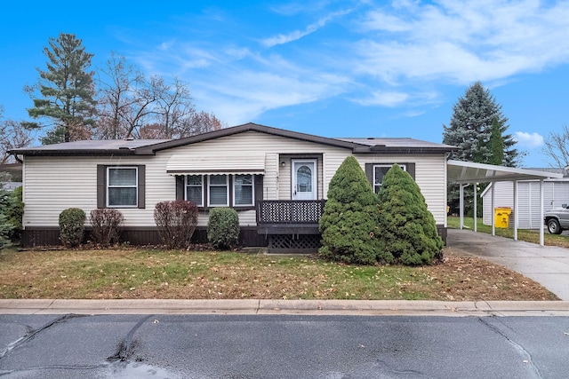 view of front of house with a carport and a front yard