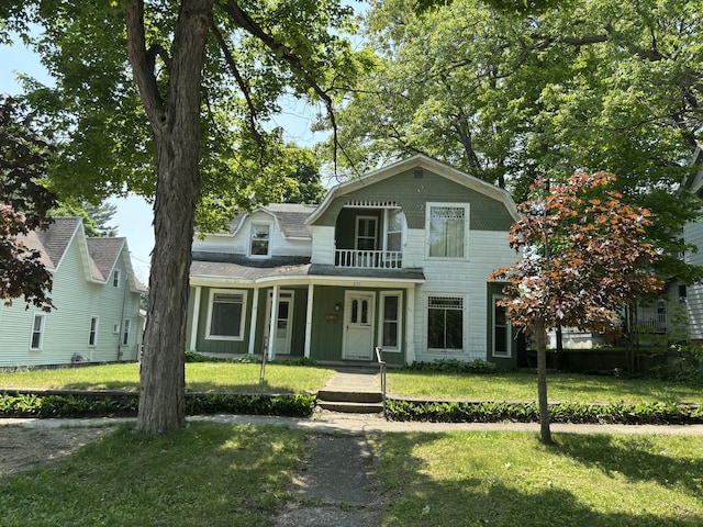 231 W Todd Ave, Reed City, MI 49677 - view of front of home featuring a gambrel roof, a front yard, and covered porch