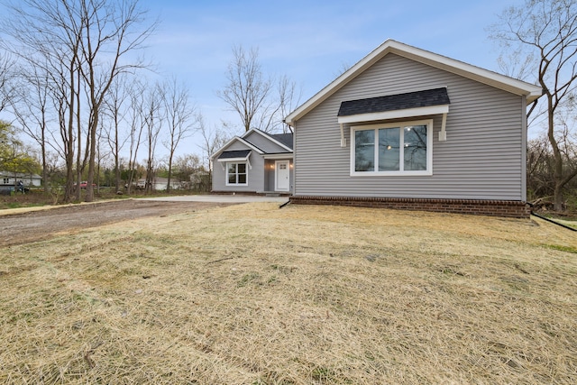 view of front facade featuring a front yard