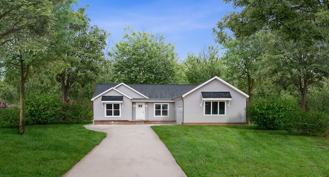 ranch-style home featuring a front lawn