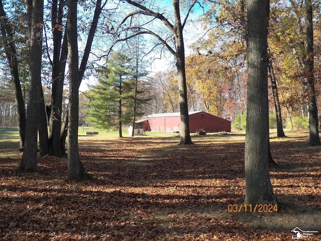 view of yard featuring an outbuilding