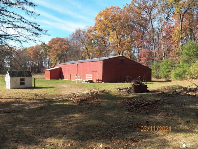 view of outdoor structure with a yard