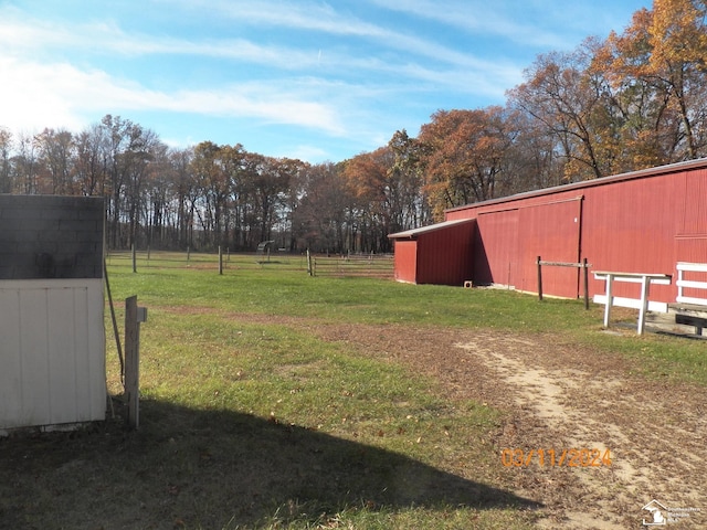 view of yard with an outdoor structure