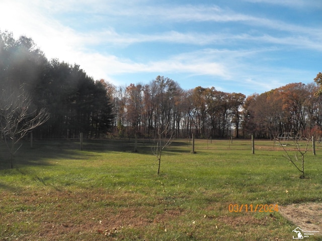 view of yard featuring a rural view