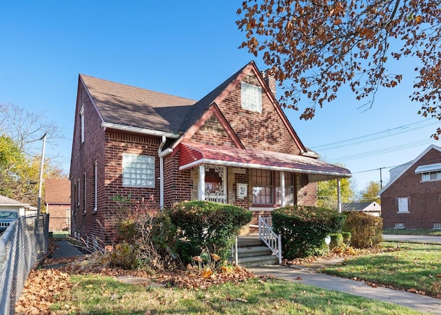 view of front facade featuring a front yard and a porch