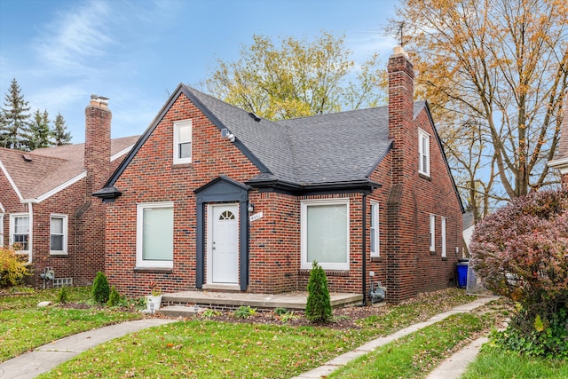 view of front of property featuring a front lawn