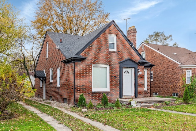 view of front of property with a front yard